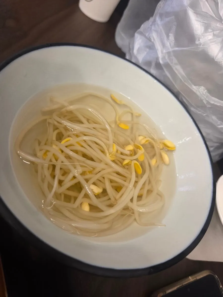 기본으로 나온 콩나물국 한 그릇