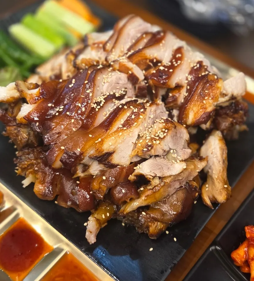 커다란 접시에 담긴 족발 대자