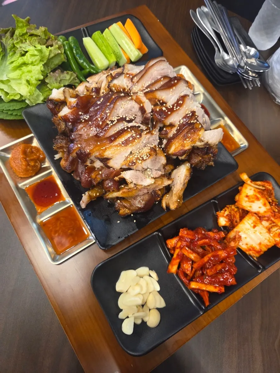 족발 대자와 반찬이 함께 차려진 한상