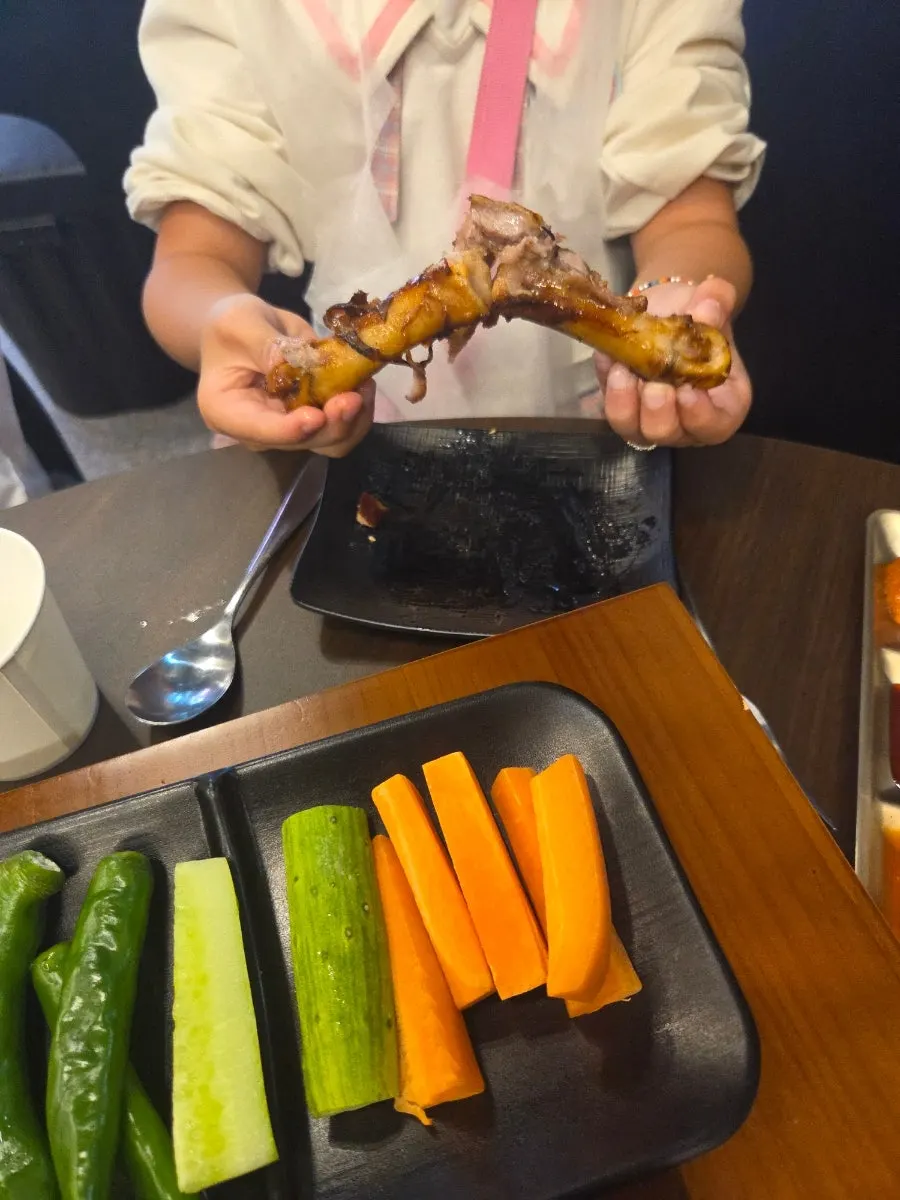 뼈를 잡고 족발을 뜯어 먹는 둘째 아이