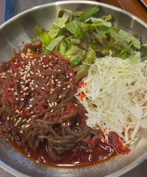 채소 듬뿍 올라간 홀 서비스 비빔 막국수
