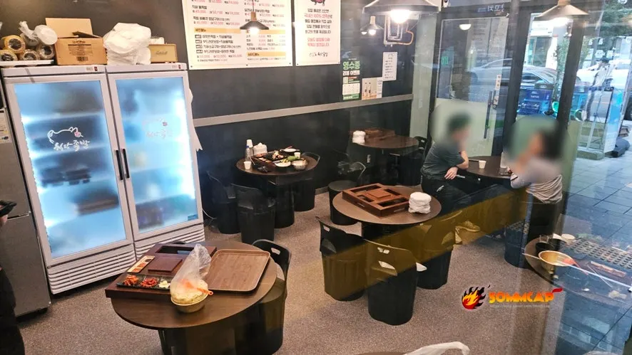 둥근 테이블이 놓인 족발집 내부