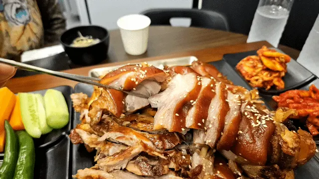 윤기 나는 부위별 족발 한상