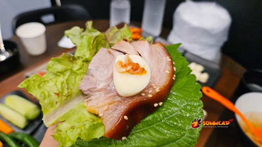 쌈 채소에 싼 따뜻한 족발