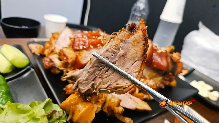 새우젓과 곁들인 족발