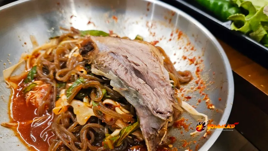 족발을 올려 먹는 막국수