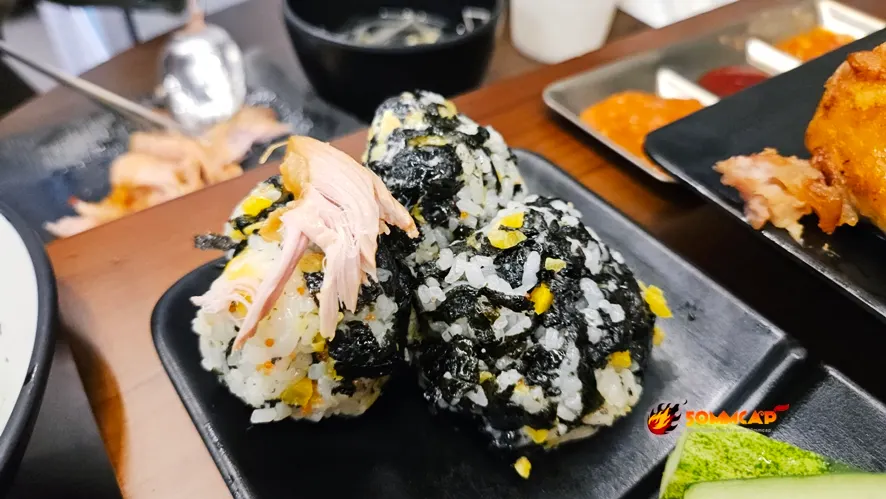 족발과 함께 먹는 주먹밥 조합