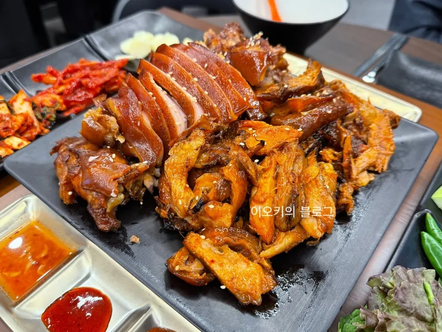 Set No. 1 warm jokbal and fire-grilled spicy jokbal, medium size
