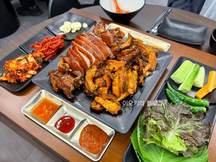 Spread of warm jokbal and fire-grilled spicy jokbal together