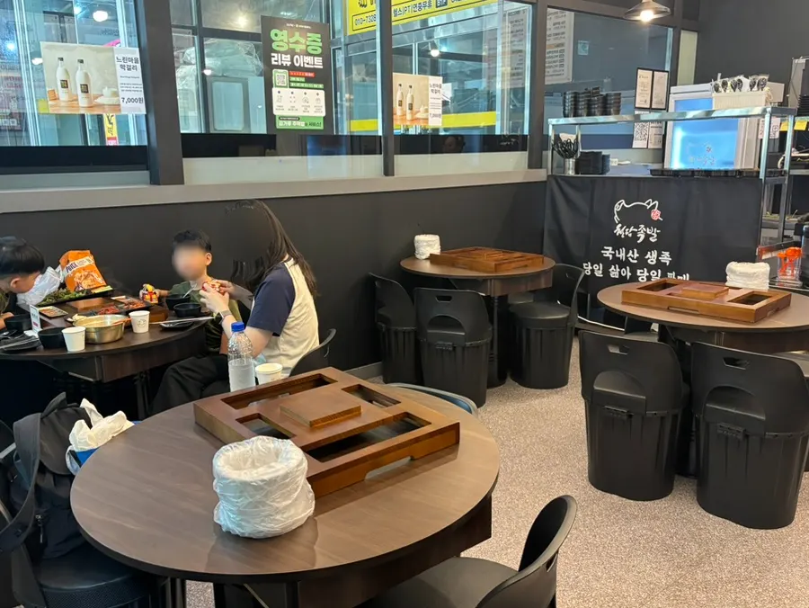 Mesa limpia en el interior de Cheongdam Jokbal Gwanggyo Sanghyeon Branch