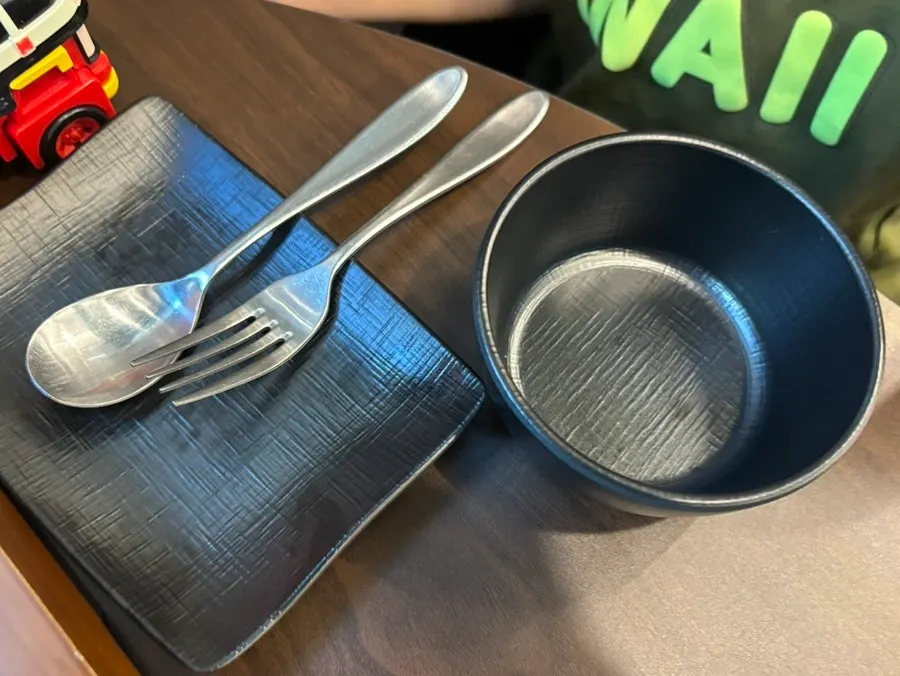 Espacio de mesas cómodo para comer en familia