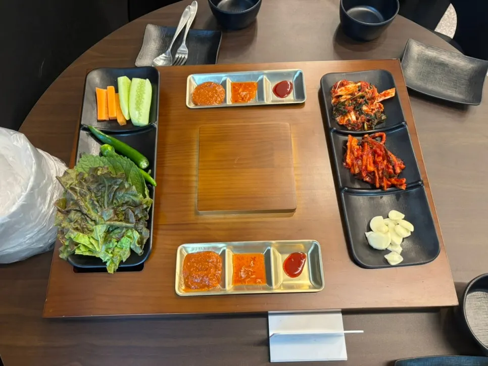 Acompañamientos con kimchi y rábano seco en la mesa