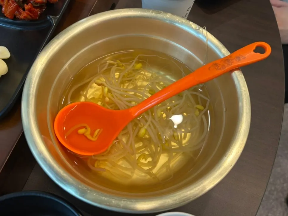 Plato con hojas para envolver y salsa