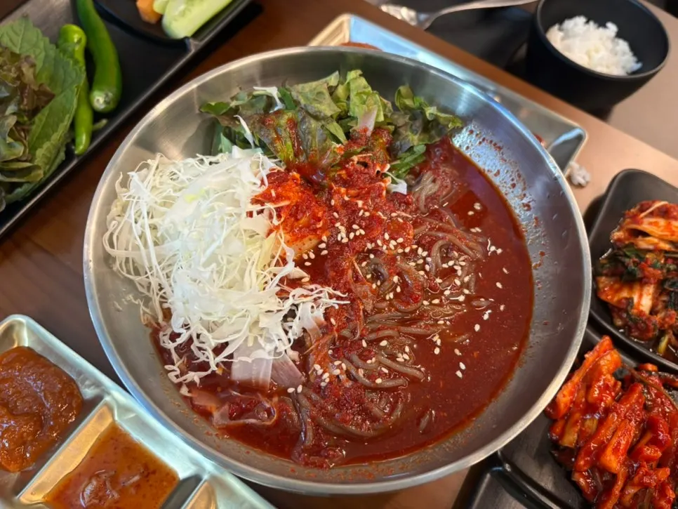Makguksu de cortesía servido al comer en sala