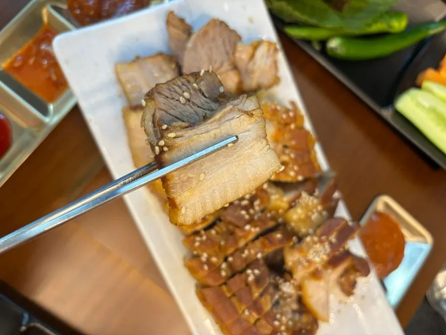Primer plano de la carne del bossam, nada dura