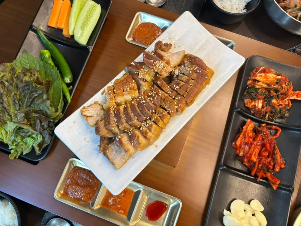 Mesa de bossam ya terminada en Cheongdam Jokbal Gwanggyo Sanghyeon Branch