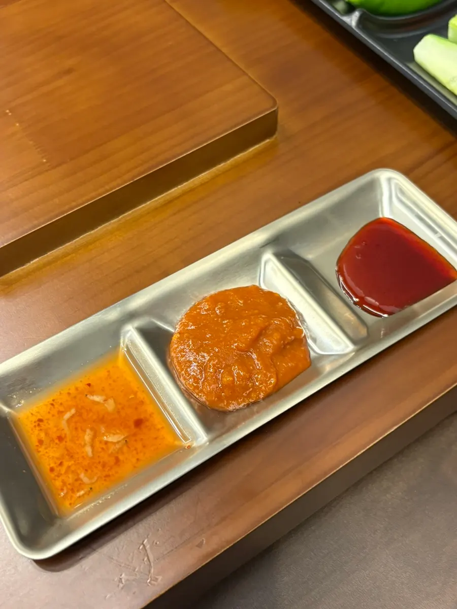 整齐摆放的小菜和蘸酱