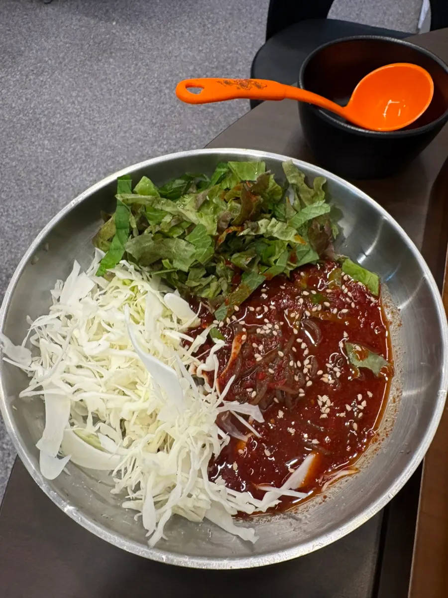 猪蹄配菜摆放的整桌