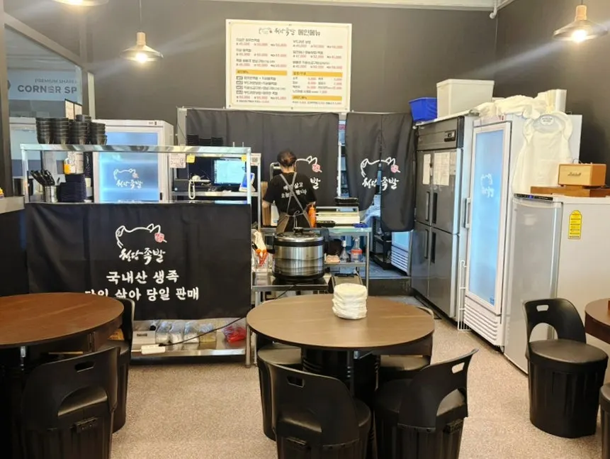 Open, outdoor-feeling seating at Cheongdam Jokbal