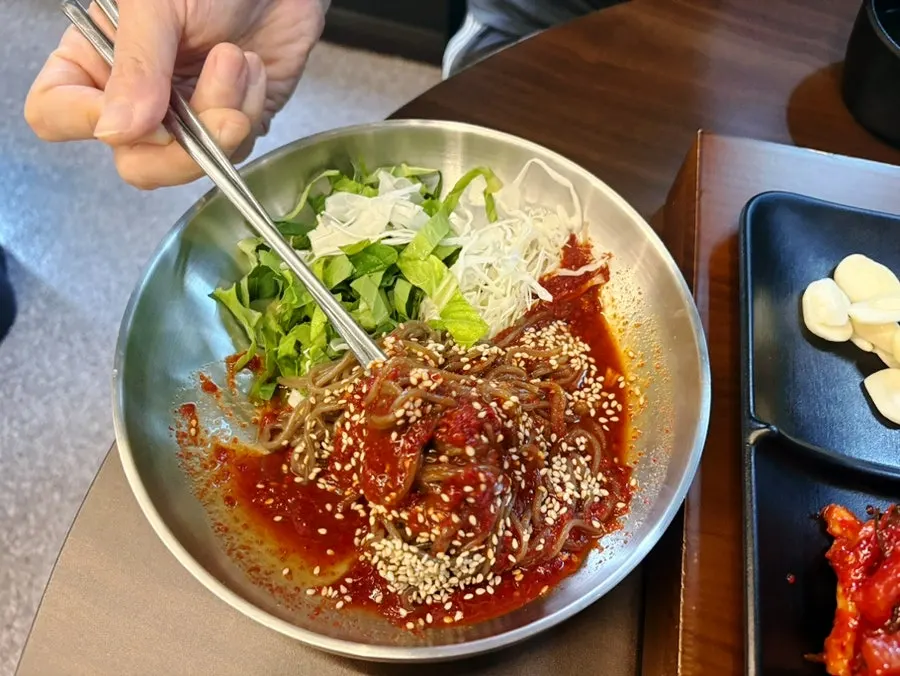 Makguksu with cabbage and perilla leaf