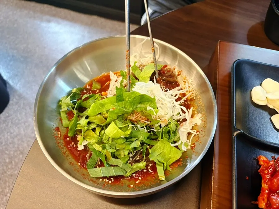 A bowl of makguksu mixed with sauce