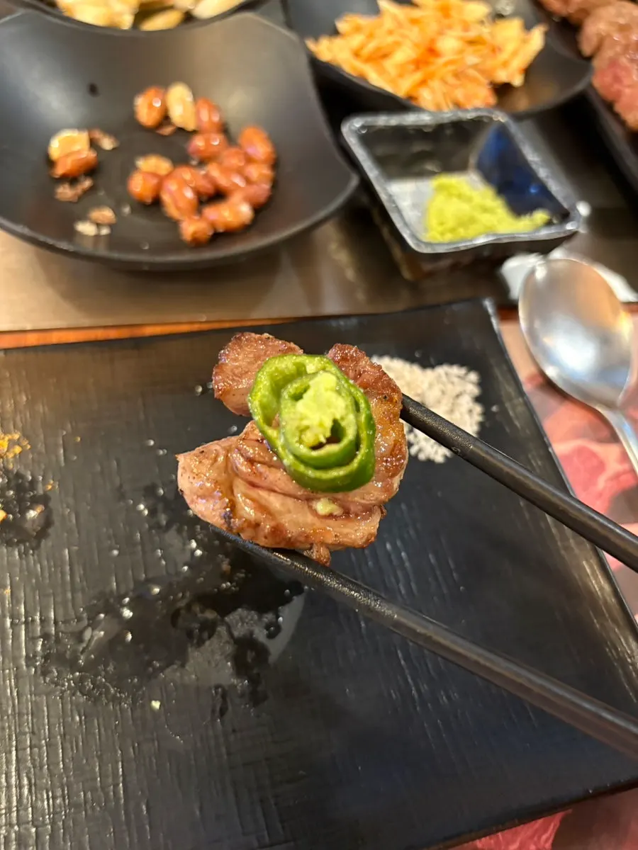 Raw lamb cuts with differing thickness and fat by part
