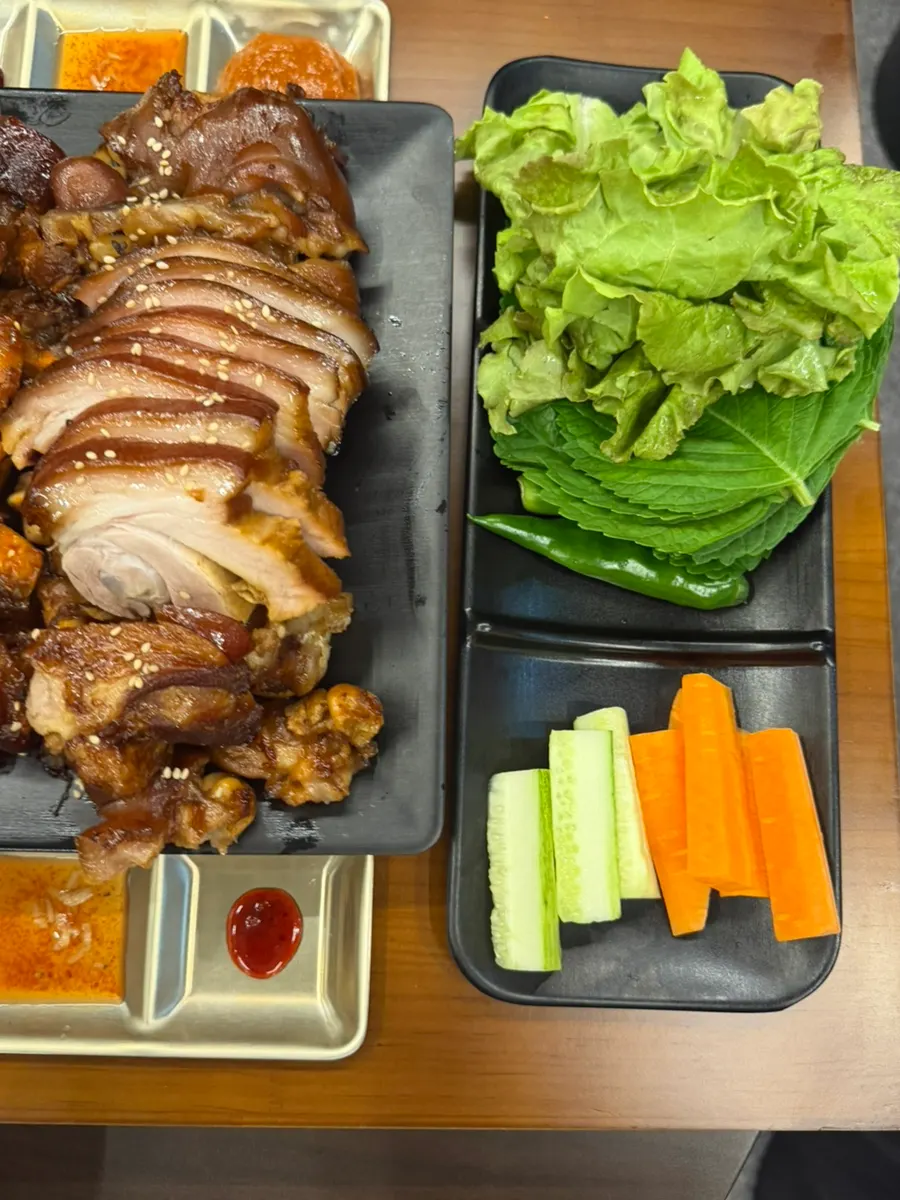 족발 상차림 판과 밑반찬