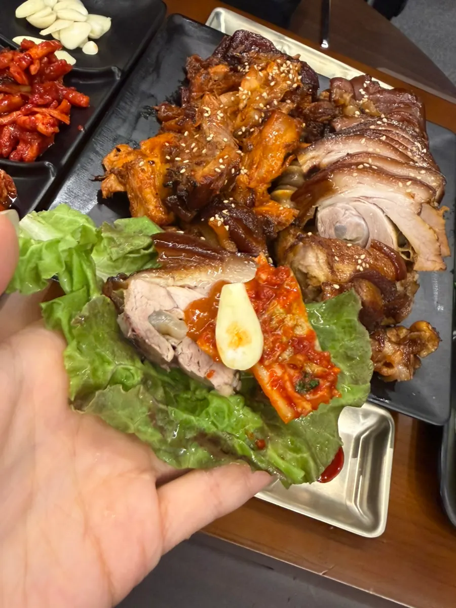 따뜻한족발과 매콤한 직화불족발