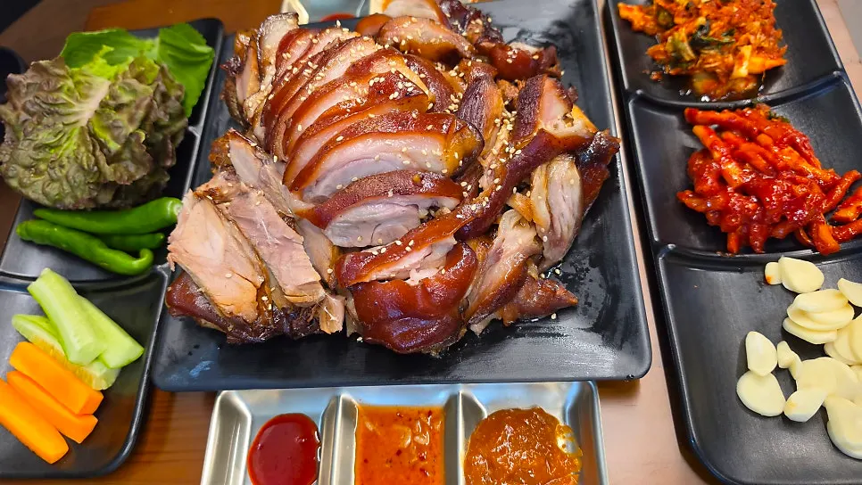 푸짐하게 담긴 갓 삶은 따뜻한 족발