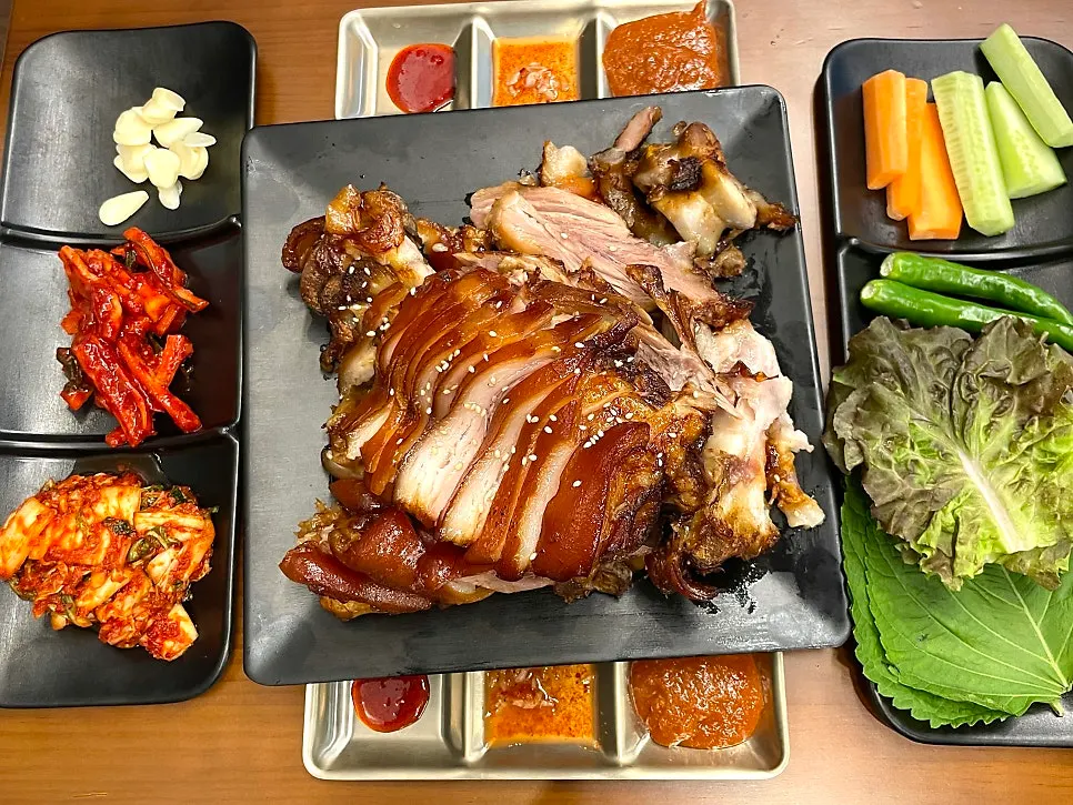 Medium freshly boiled warm jokbal