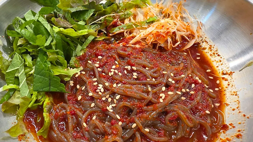 족발과 곁들인 서비스 막국수