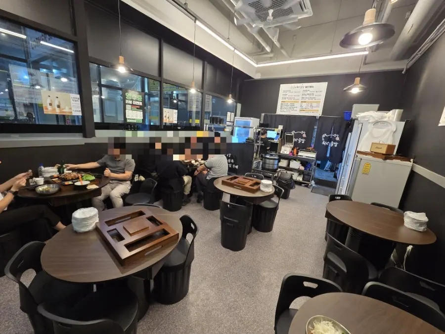 청담족발 광교상현점 실내 홀