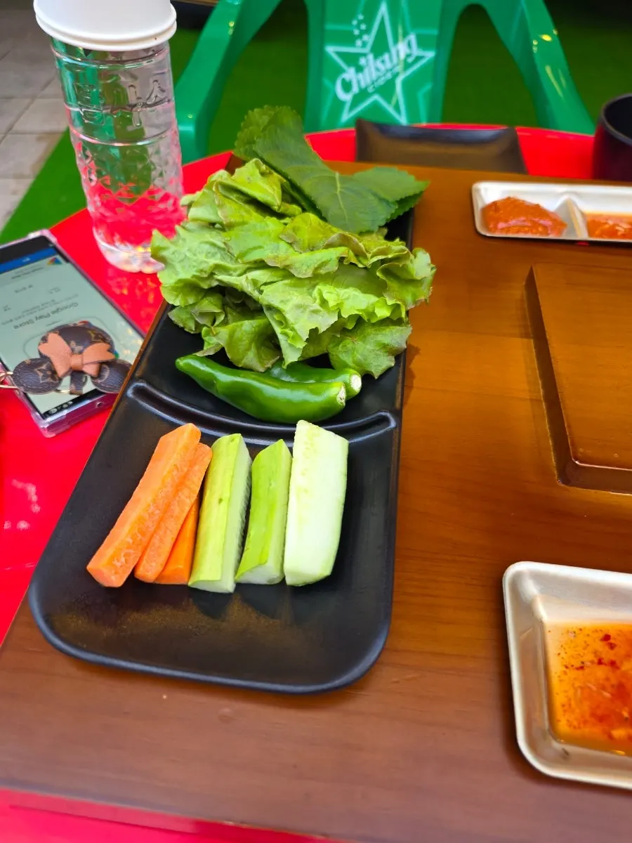 매운족발 마늘보쌈과 밑반찬