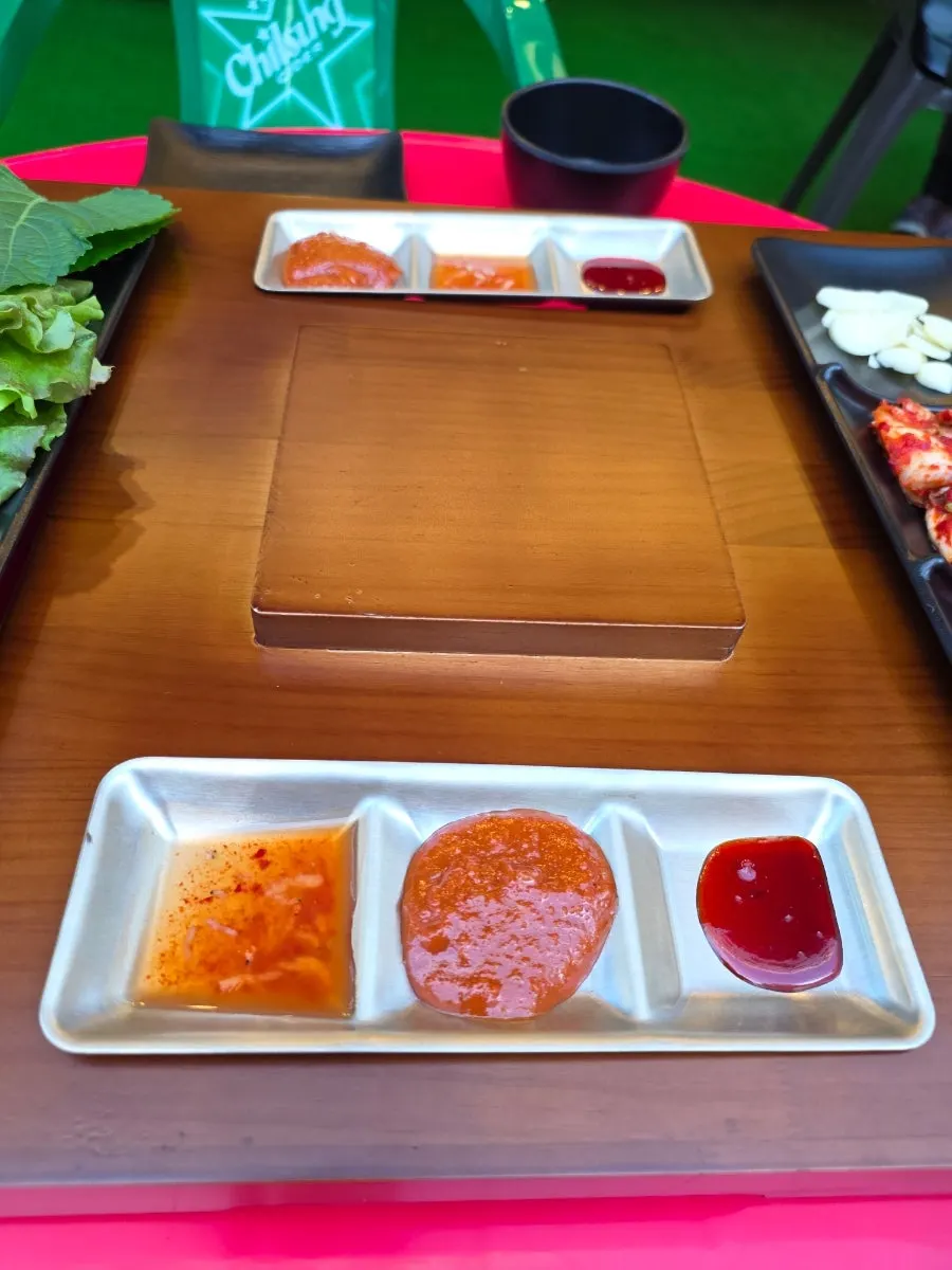 푸짐하게 차려진 족발 보쌈 한상