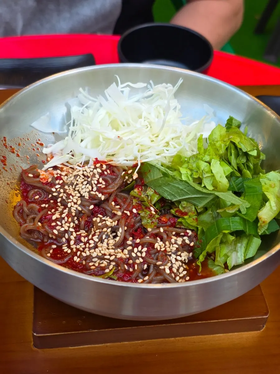 새콤달콤한 막국수와 주먹밥