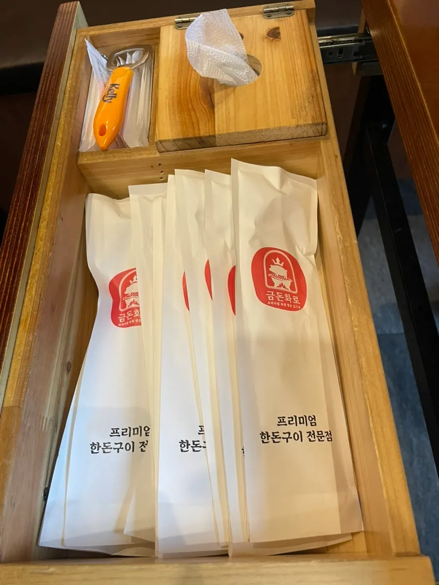 위생적으로 포장된 식기류