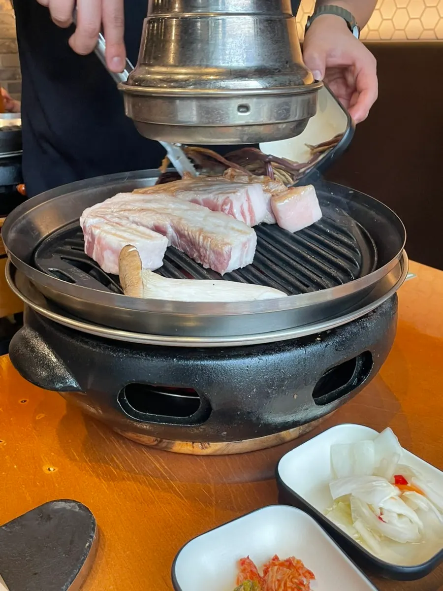직원이 구워주는 돼지고기