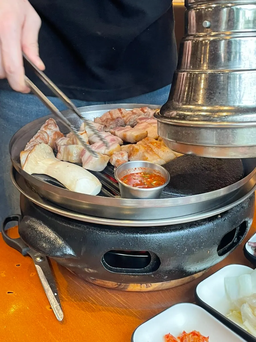 불판 위에서 구워지는 고기