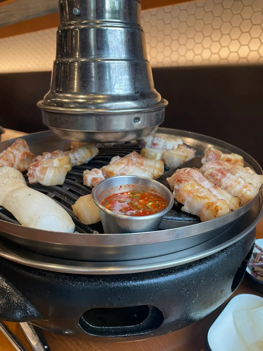 조합표대로 곁들인 돼지고기 한 점