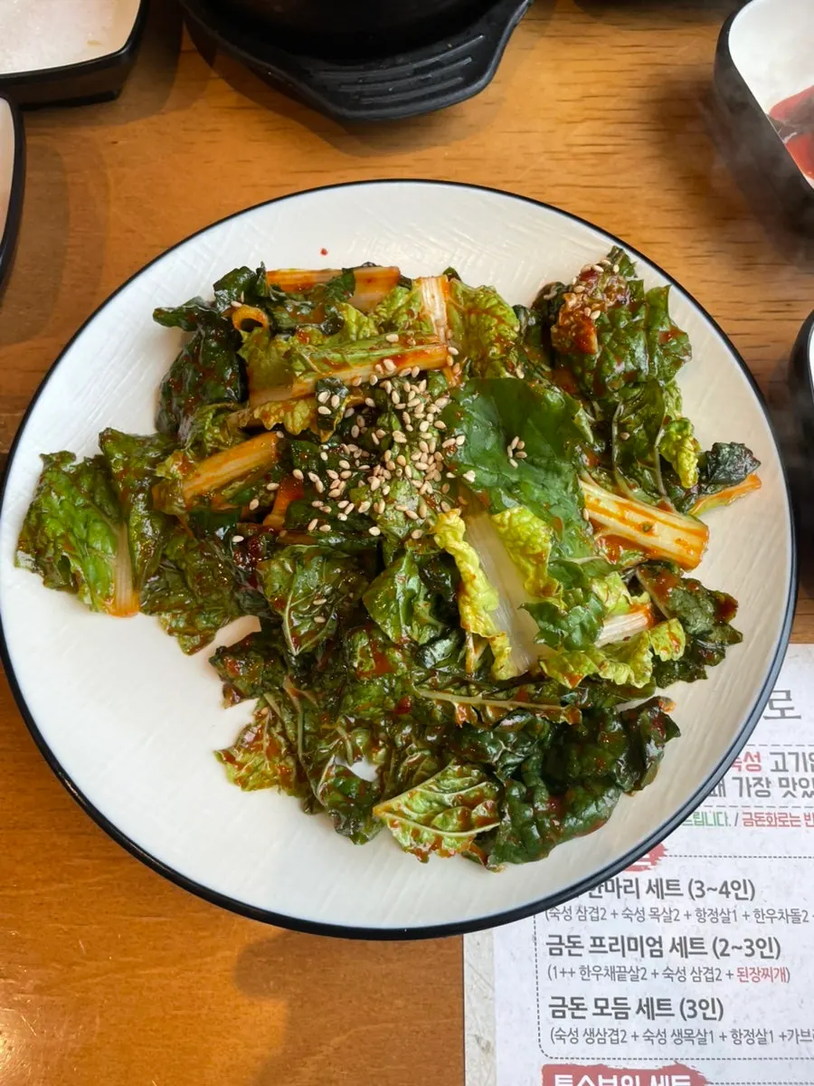 고기와 곁들인 상추겉절이와 김치찌개