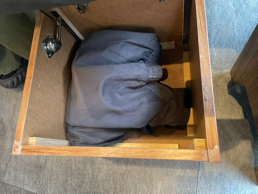옷 보관 공간이 있는 식당 의자