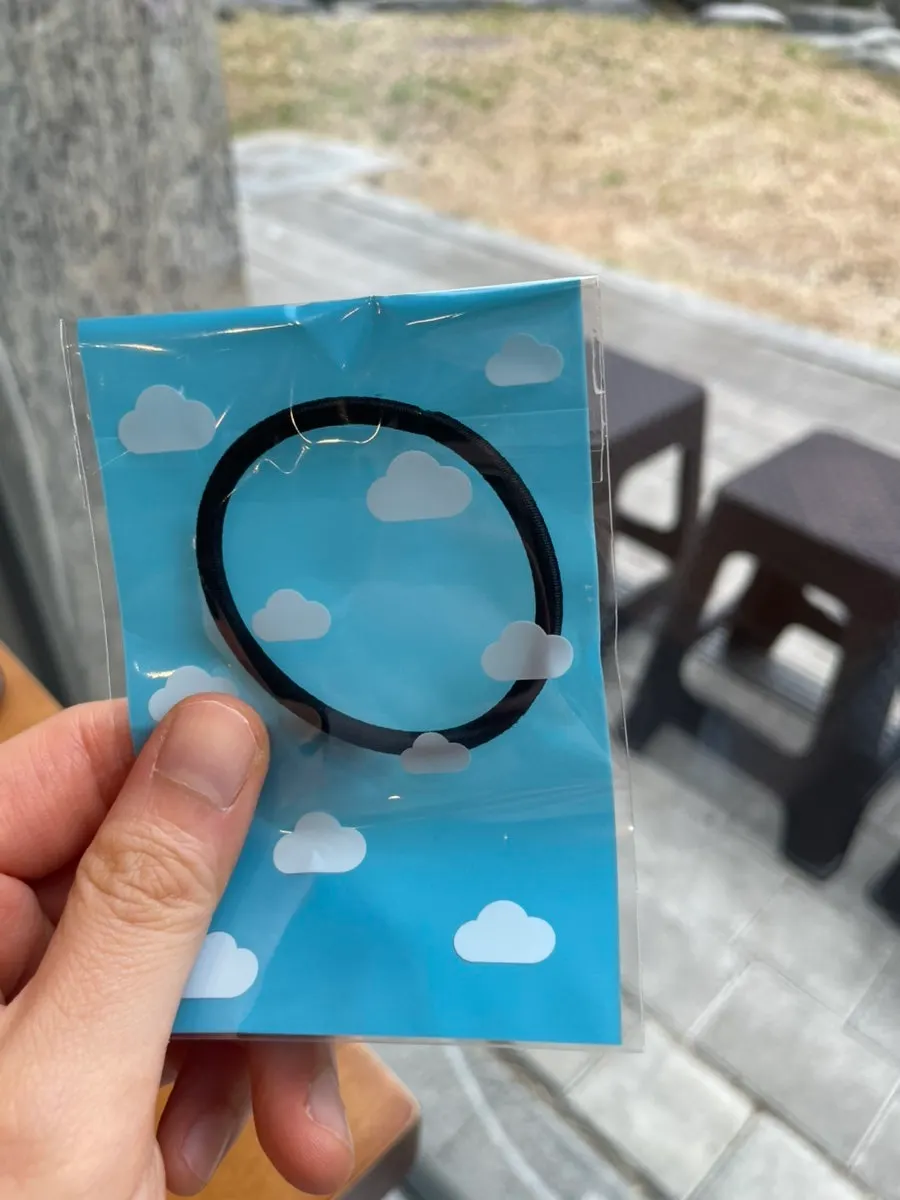 식사 중 제공받은 머리끈