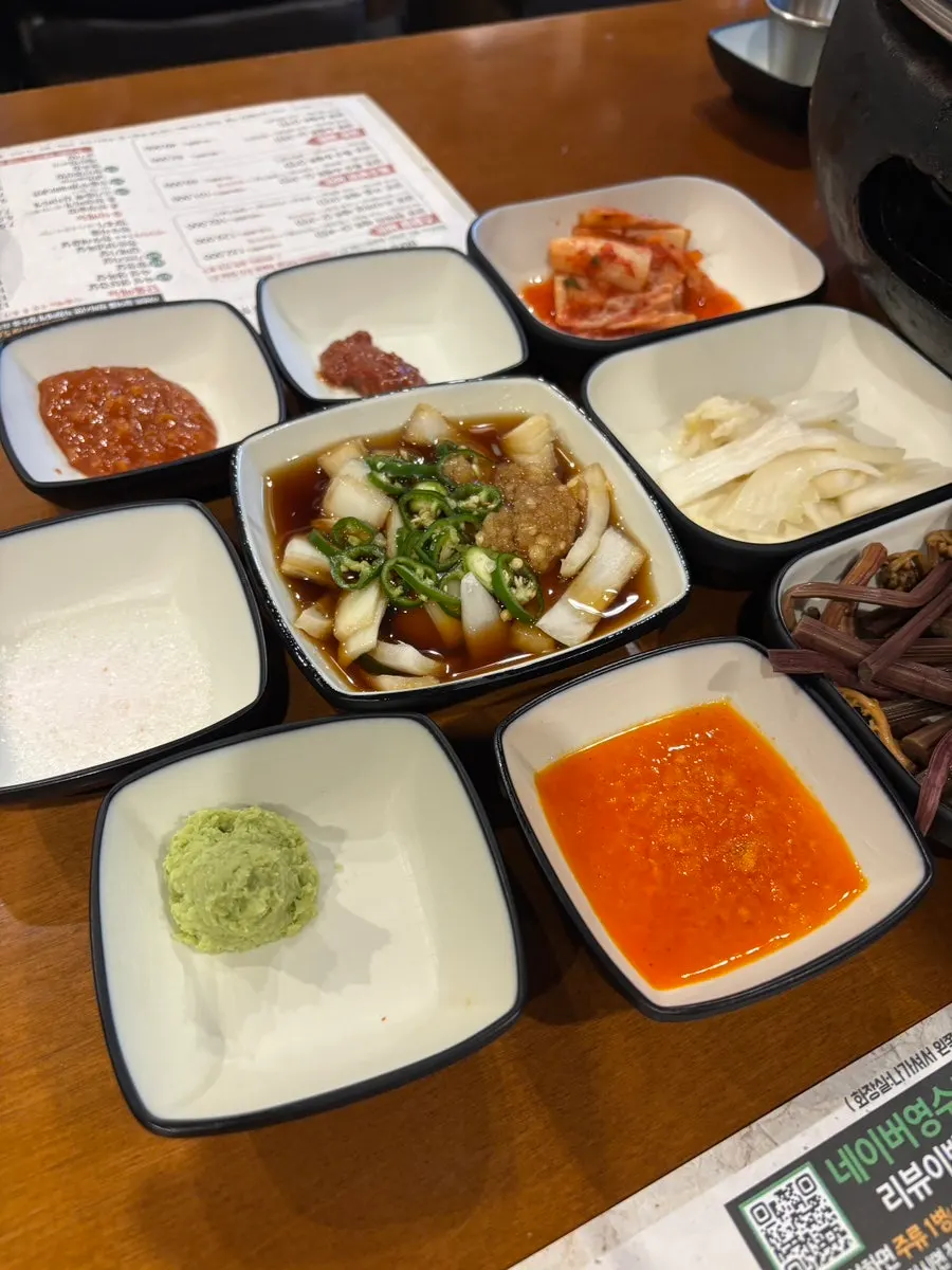 주말 저녁 손님으로 찬 금돈화로 매장 내부