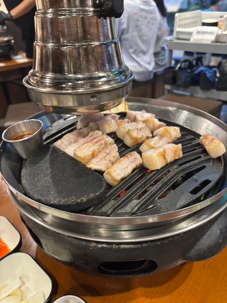 직원이 화로에 구워주는 숙성 고기