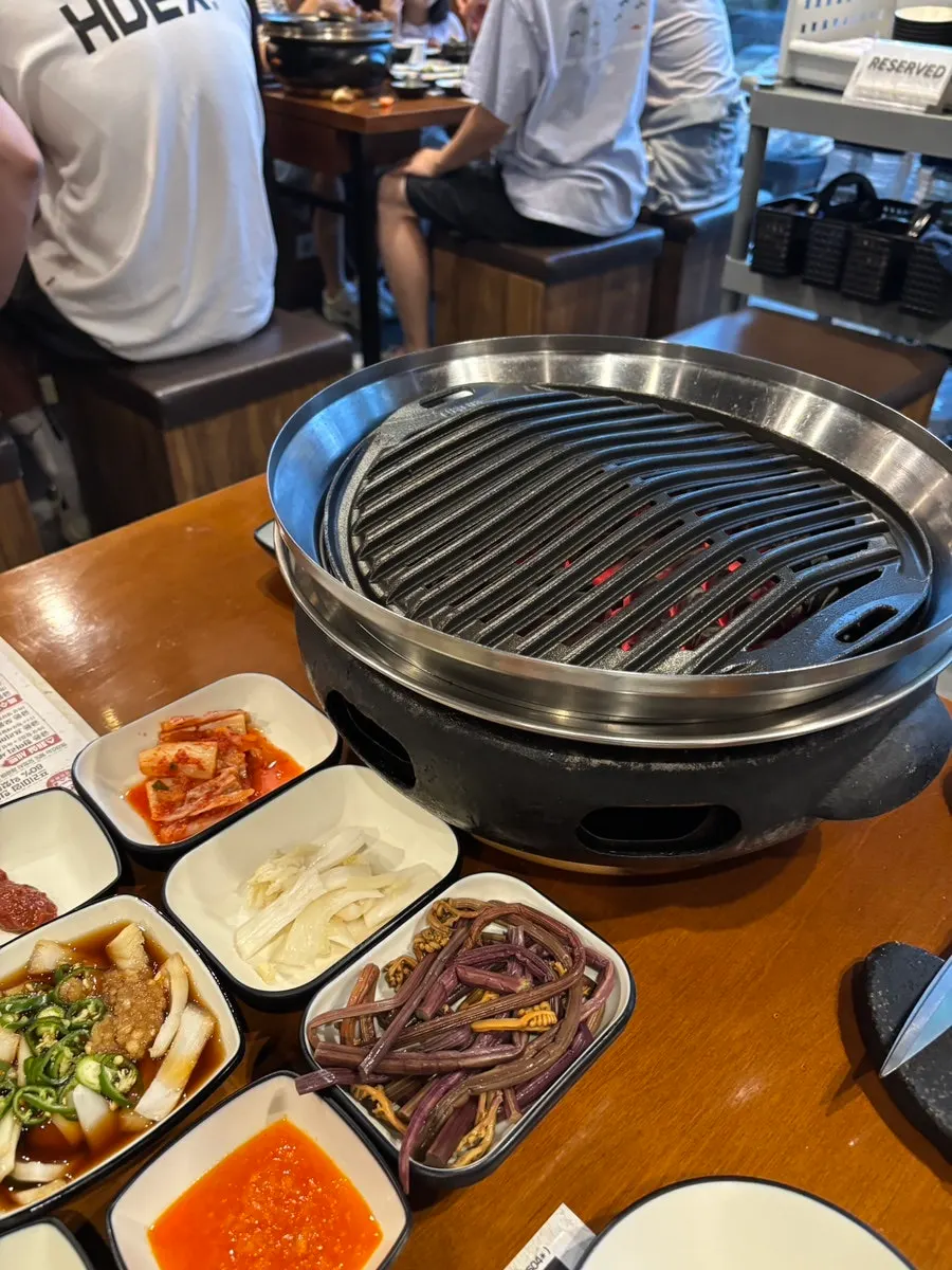 불판 위에서 익어가는 삼겹살