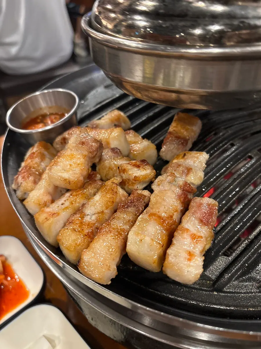 먹기 좋게 잘린 숙성 목살