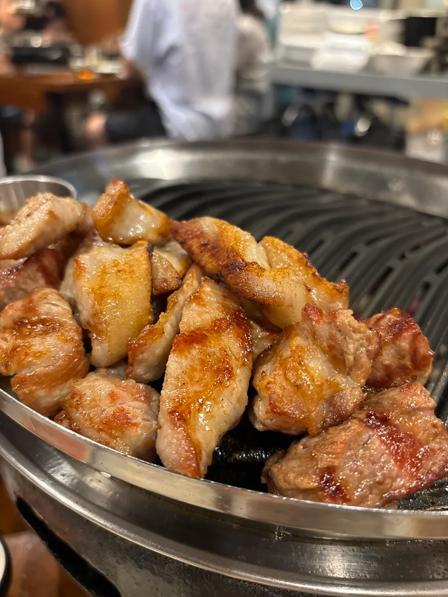 구워진 항정살 한 점