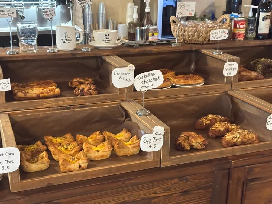카페 내부 장식과 좌석