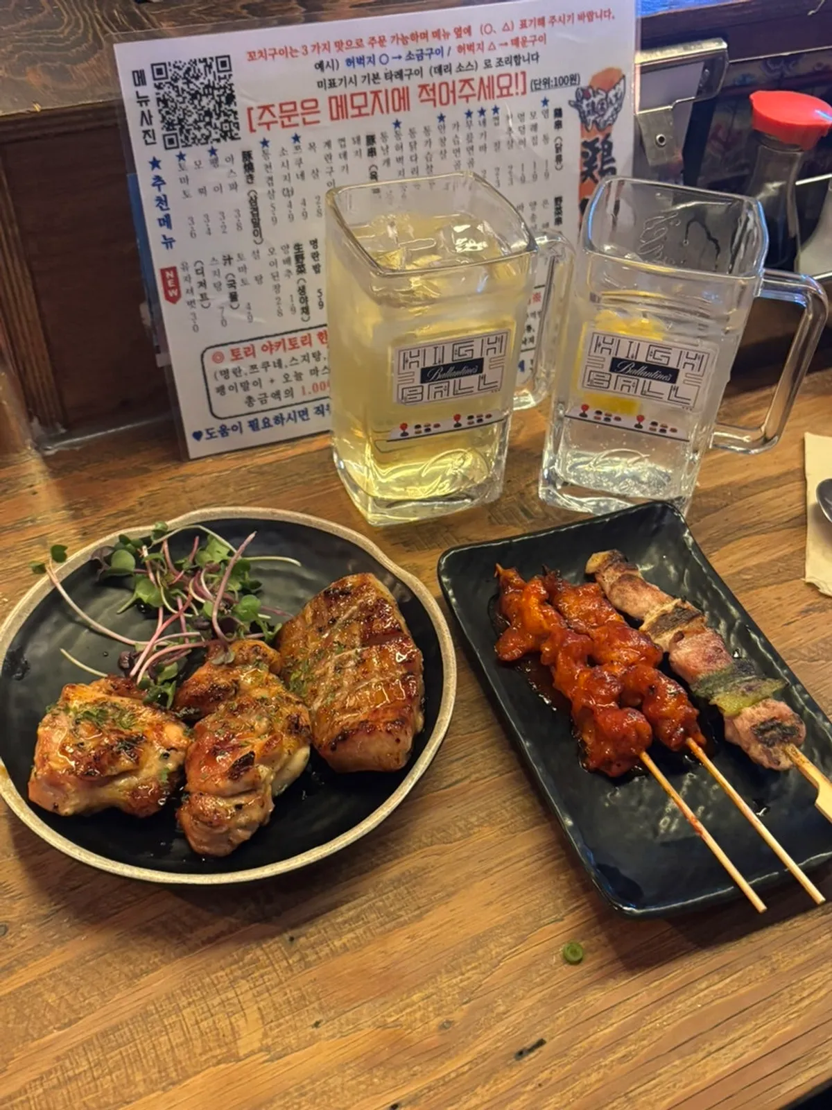 오픈 주방에서 굽는 숯불꼬치