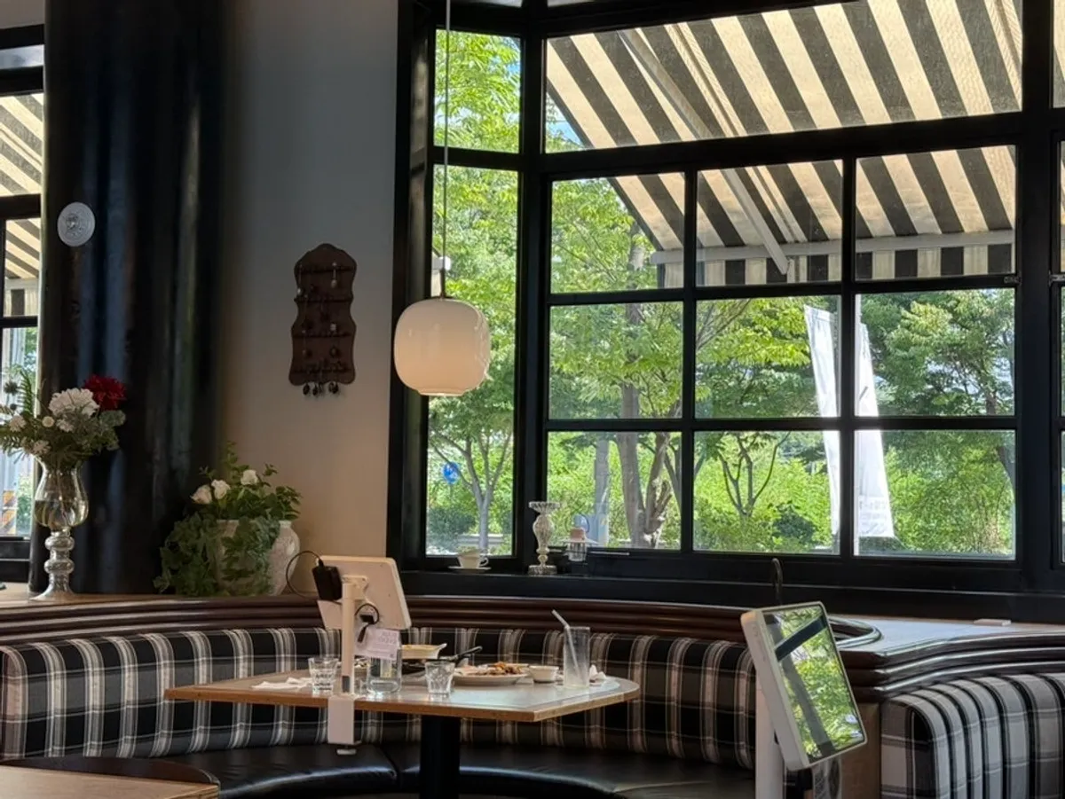Bueokgan interior with large windows
